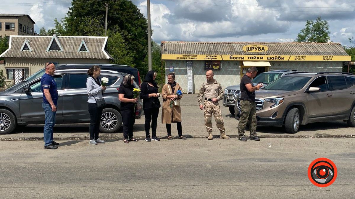 Коломияни живим коридором зустріли полеглого захисника 3