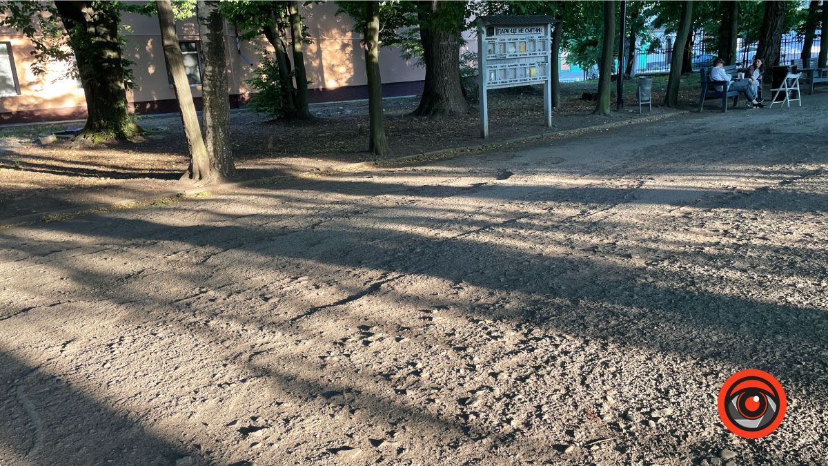 Ні проїхати, ні пройти: пішохідні доріжки в парку Коломиї і довкола нього 2