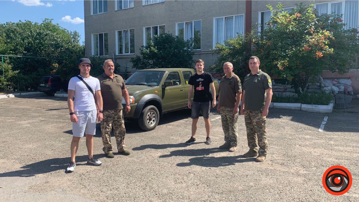 У Коломиї волонтери передали машину для ЗСУ
