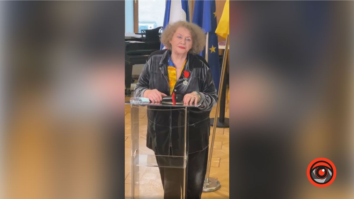Франція вручила орден Почесного легіону Ліні Костенко