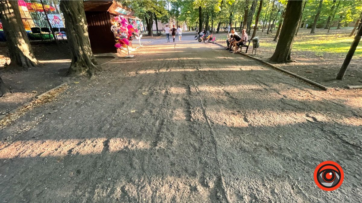 Ні проїхати, ні пройти: пішохідні доріжки в парку Коломиї і довкола нього 1