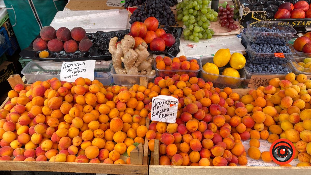 Які ціни на персики та абрикоси на базарі в Коломиї? 1