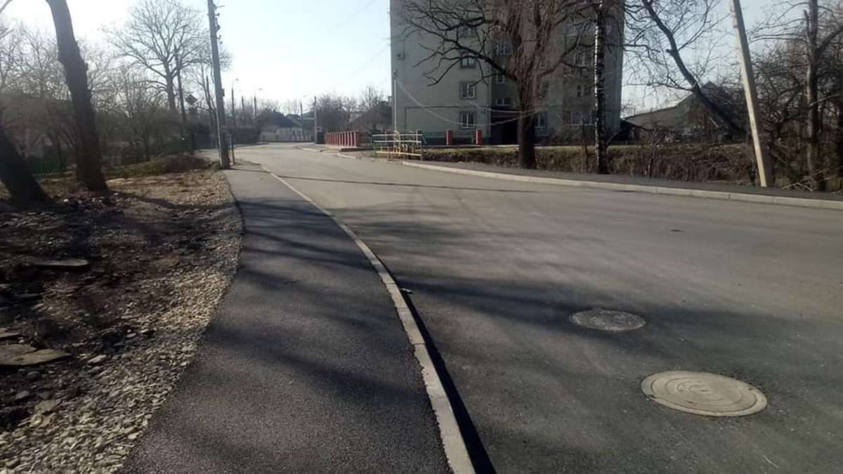 У Коломиї взялися до ямкового ремонту дороги на вул. Довбуша 1