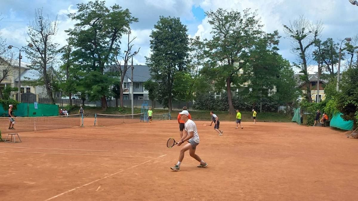 Як тенісисти-аматори змагалися у Коломиї