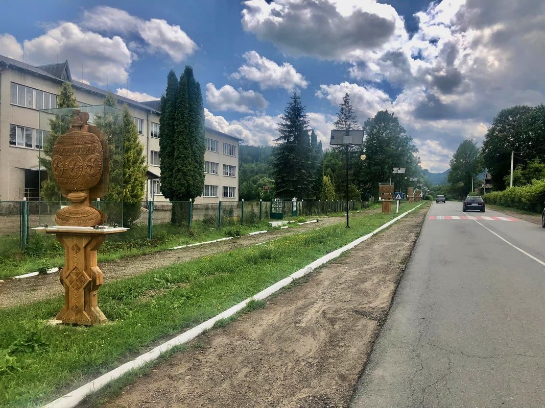 У гуцульському Яворові з'явилася перша в Україні сільська виставка на вулиці 1