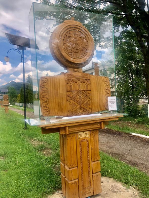 У гуцульському Яворові з'явилася перша в Україні сільська виставка на вулиці 11