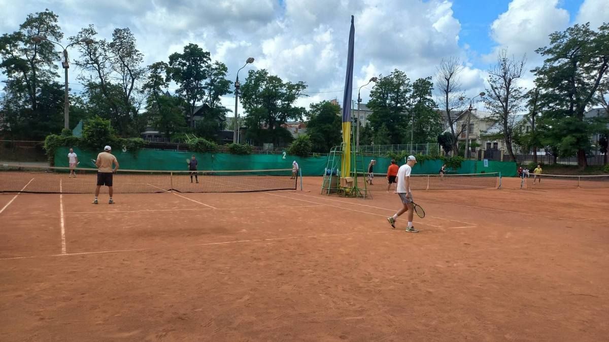 Як тенісисти-аматори змагалися у Коломиї 2