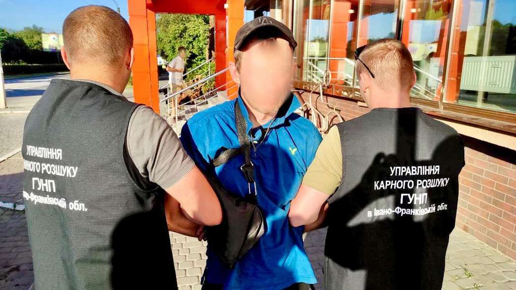 Два роки переховувався, але таки спіймали та ще й зі зброєю