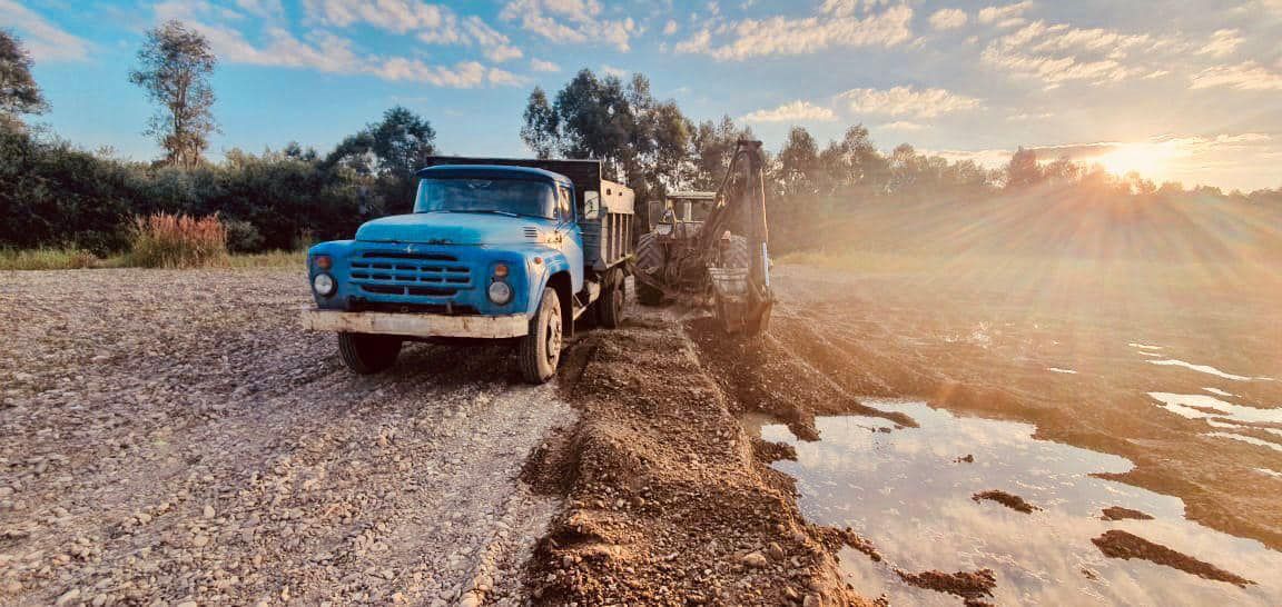 На березі Прута поліція виявила техніку, якою видобували гравій 2