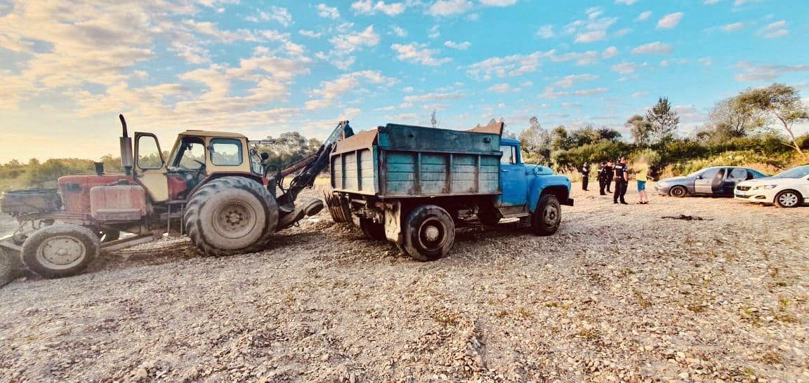 На березі Прута поліція виявила техніку, якою видобували гравій 1