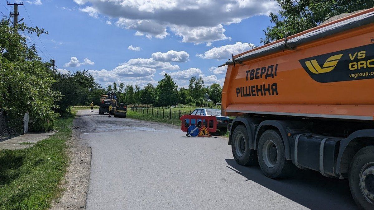 Громада на Коломийщині взялася ремонтувати обласні дороги 1