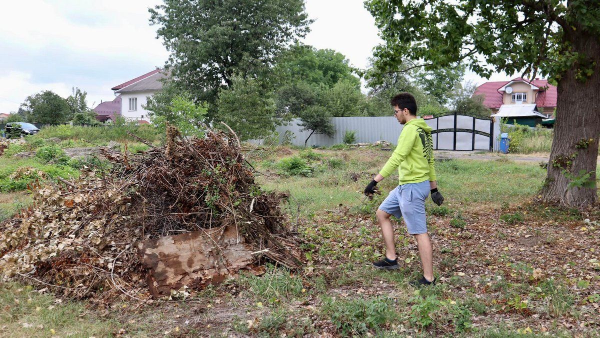 Як службовці з ратуші прибирали Шевченківське озеро 4