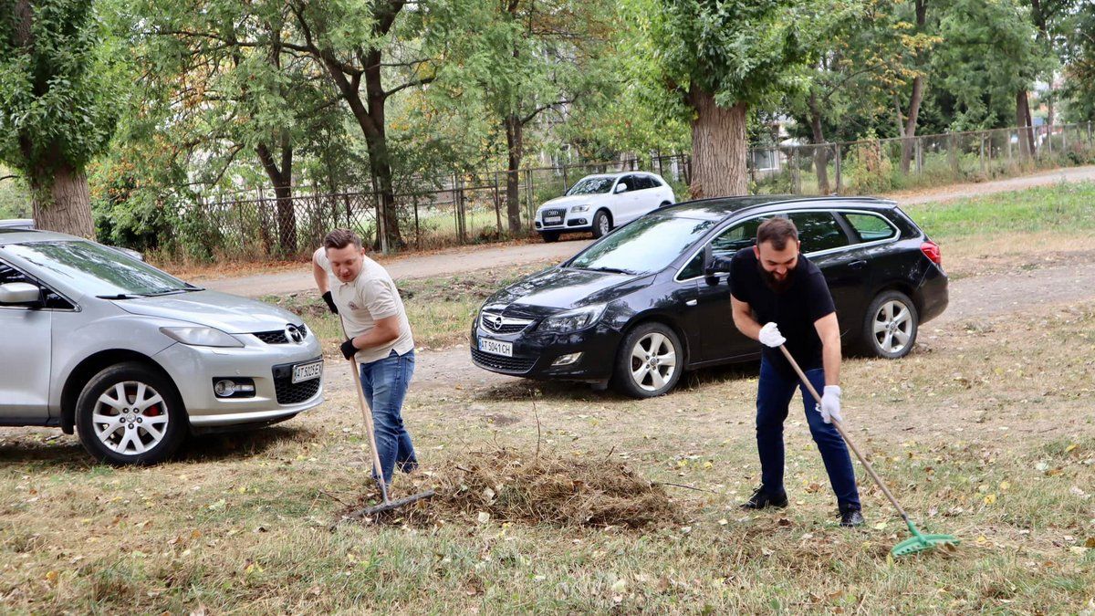 Як службовці з ратуші прибирали Шевченківське озеро
