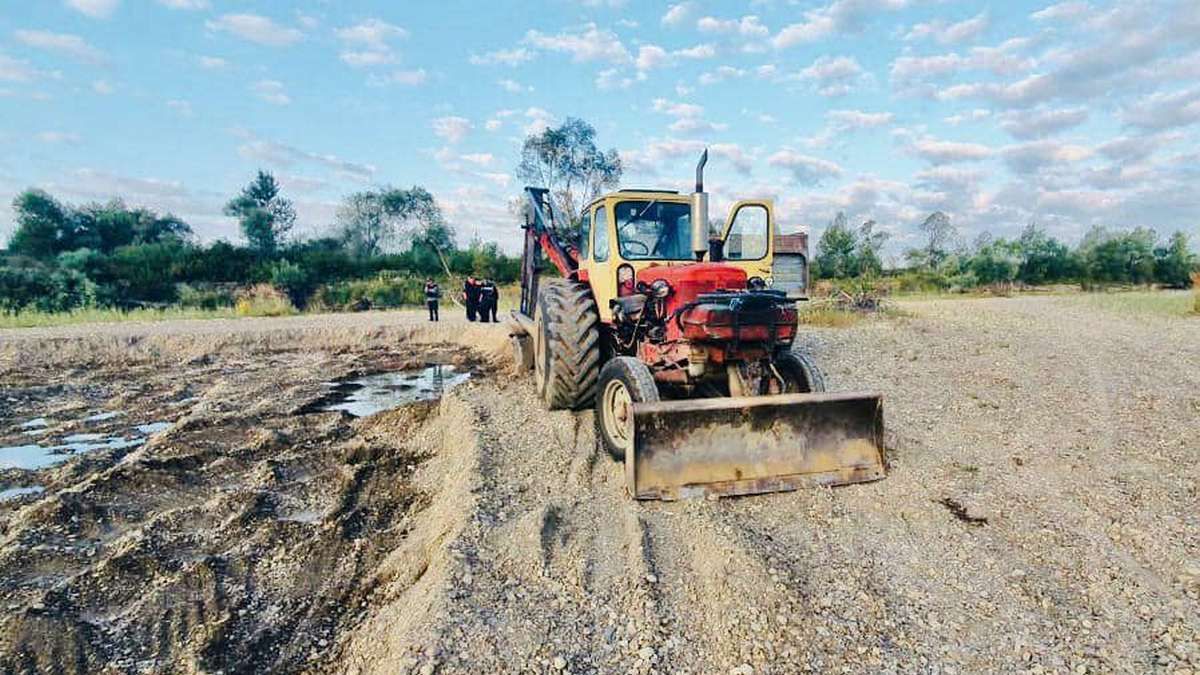 На березі Прута поліція виявила техніку, якою видобували гравій