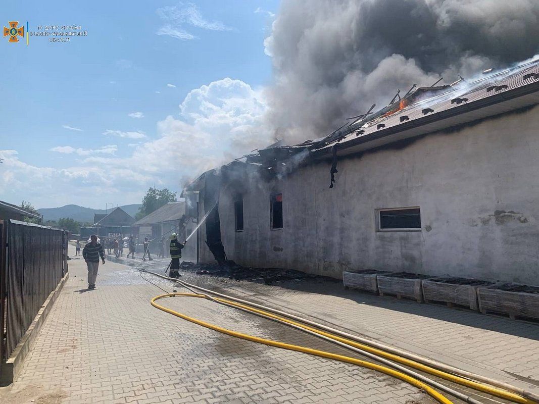 На Косівщині палав склад зі штучними ялинками 1