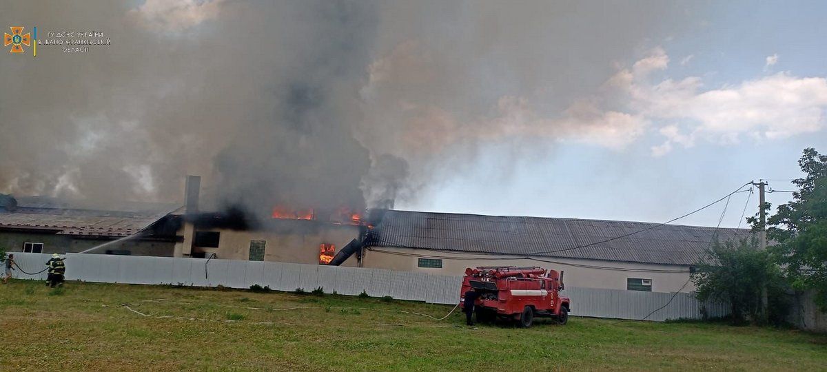 На Косівщині палав склад зі штучними ялинками 2