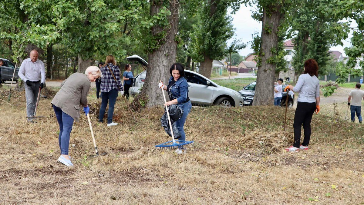 Як службовці з ратуші прибирали Шевченківське озеро 6
