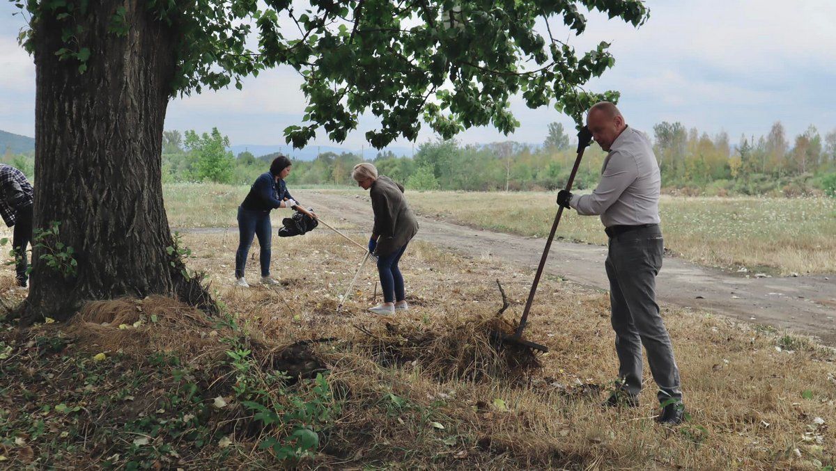 Як службовці з ратуші прибирали Шевченківське озеро 2