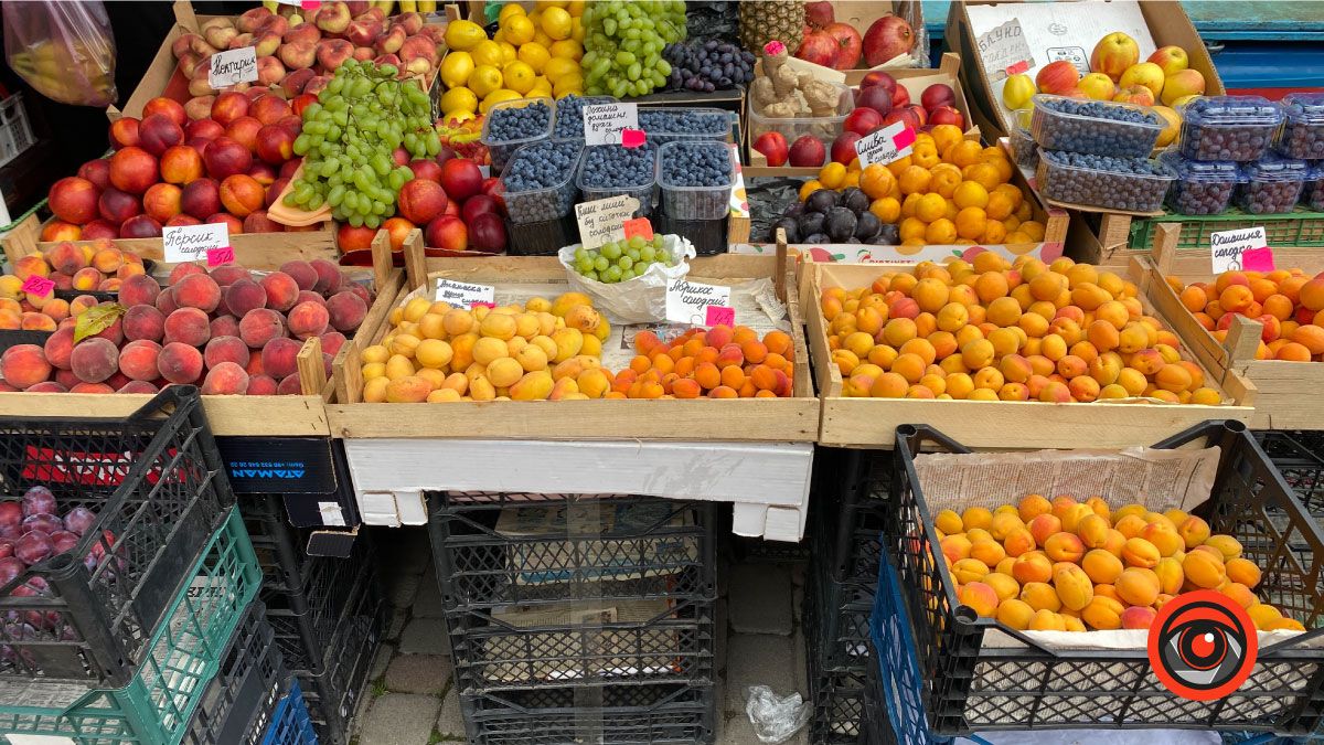 Які ціни на персики та абрикоси на базарі в Коломиї? 2