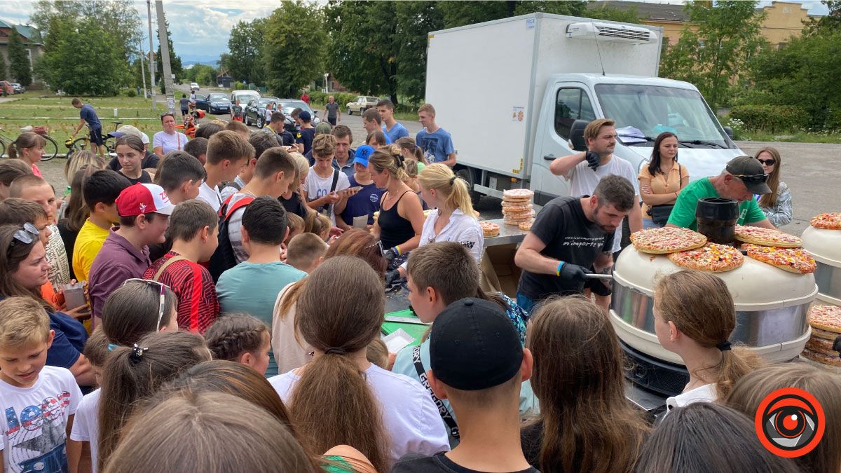 У П'ядиках європейці пригощали місцевих жителів безкоштовною піцою 1