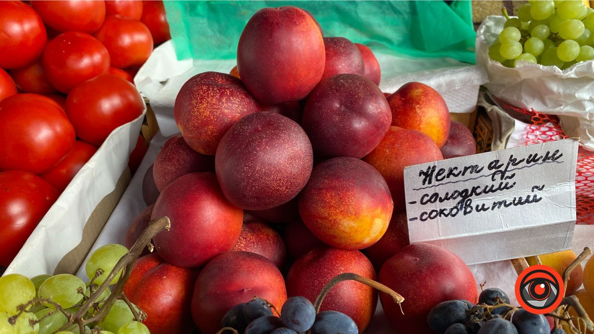 Які ціни на персики та абрикоси на базарі в Коломиї? 3