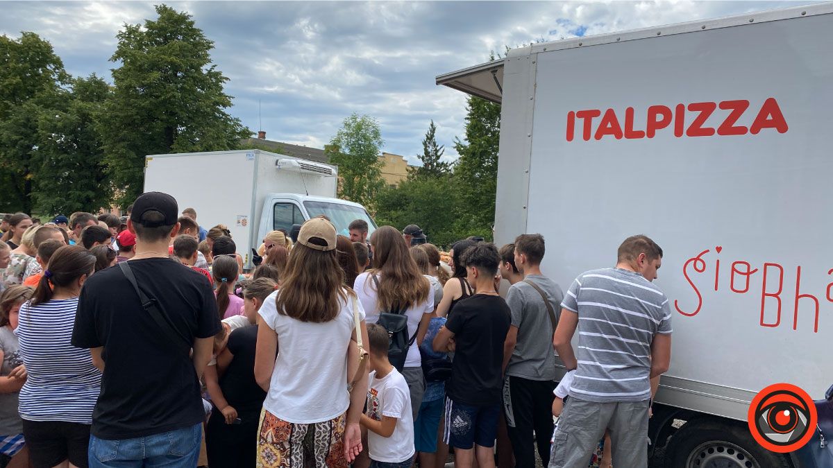 У П'ядиках європейці пригощали місцевих жителів безкоштовною піцою 2
