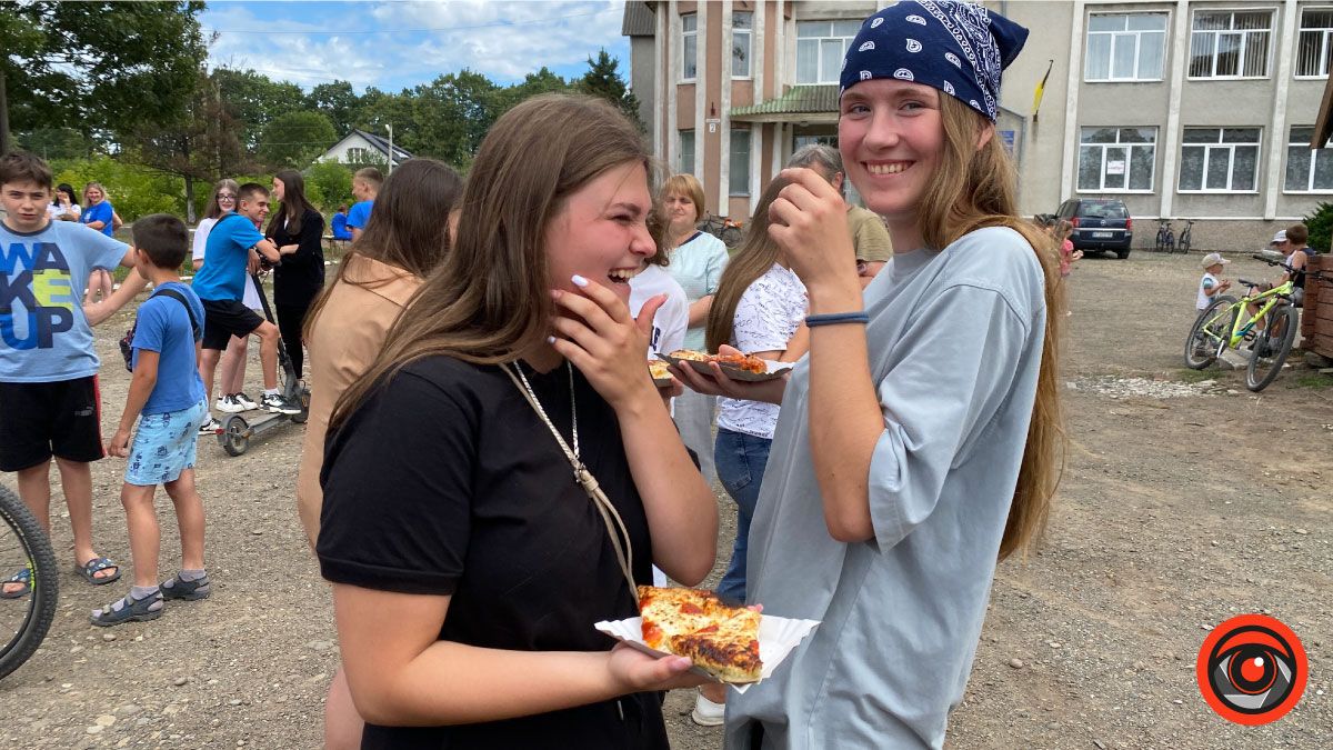 У П'ядиках європейці пригощали місцевих жителів безкоштовною піцою 3