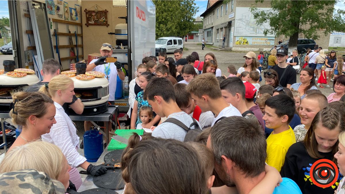 У П'ядиках європейці пригощали місцевих жителів безкоштовною піцою 4