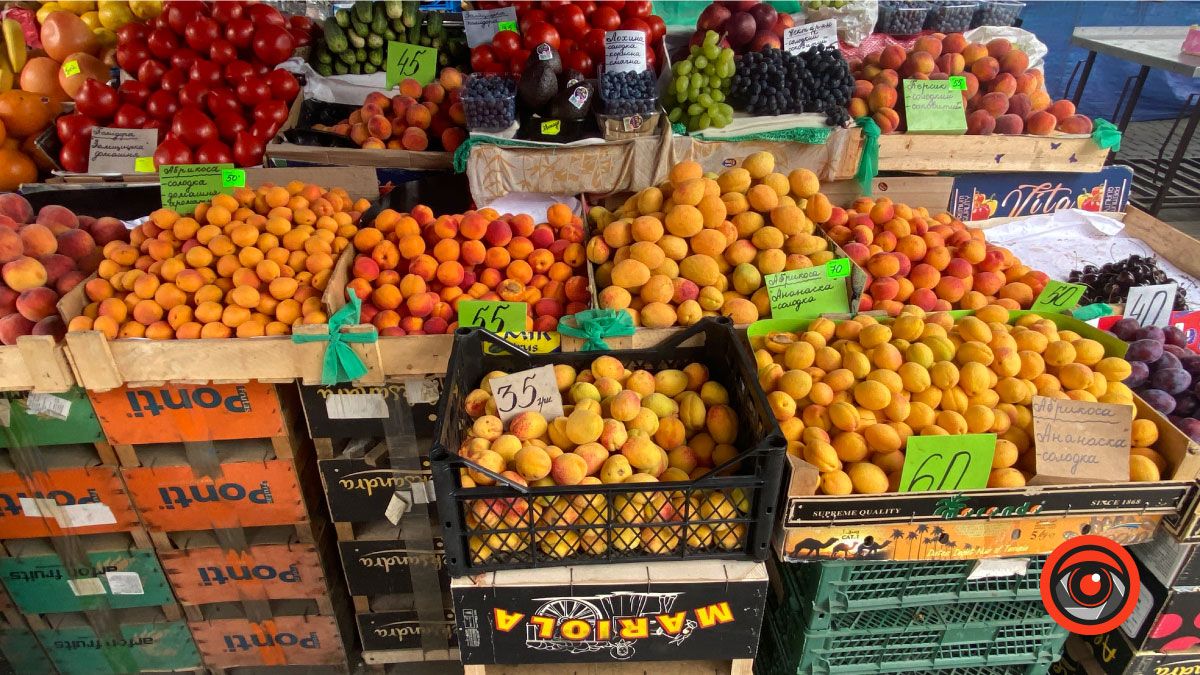 Які ціни на персики та абрикоси на базарі в Коломиї? 5