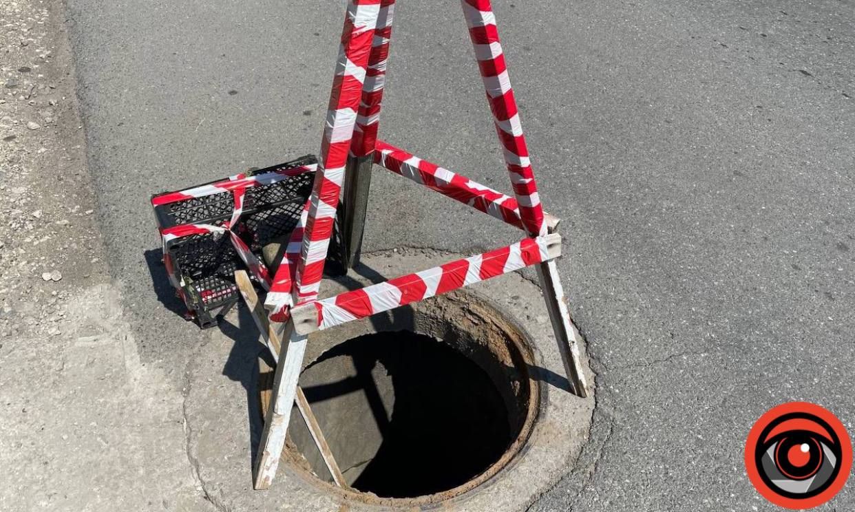 До уваги водіїв: на вулиці Франка відкритий люк 2