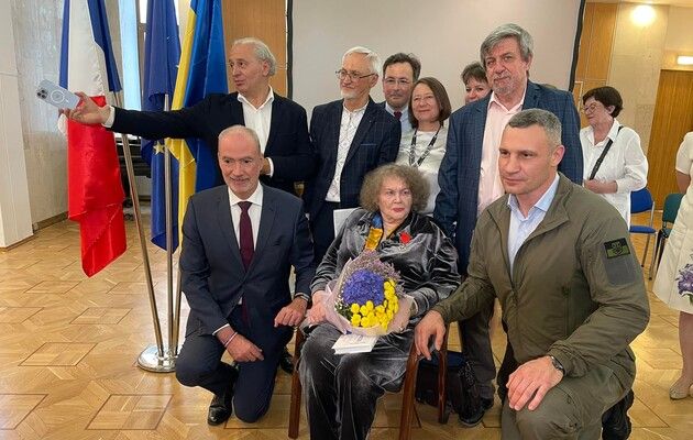 Франція вручила орден Почесного легіону Ліні Костенко 1