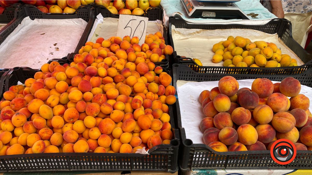 Які ціни на персики та абрикоси на базарі в Коломиї? 6