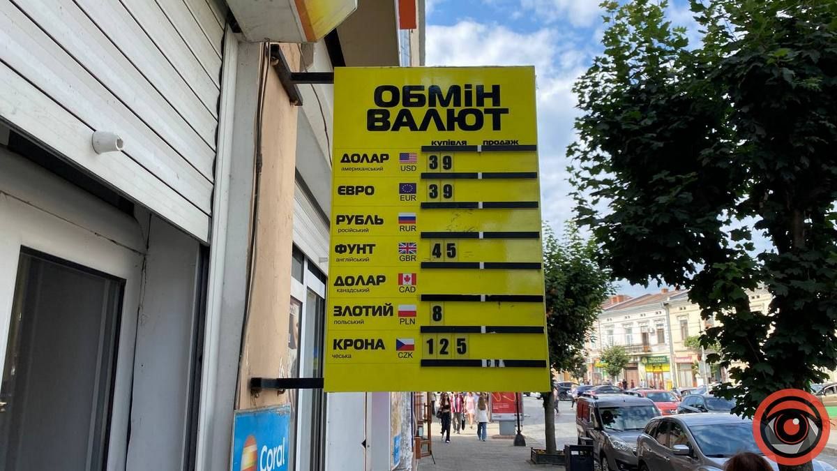 Вже по 39: долар та євро невпинно ростуть