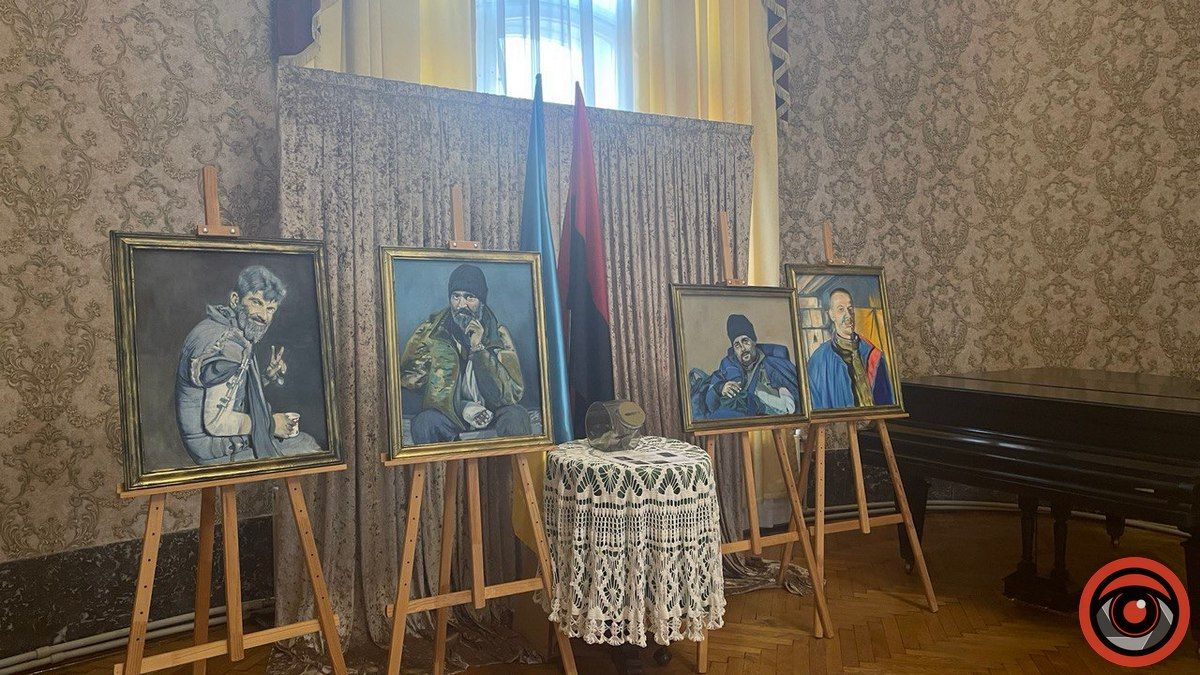 Виставка "Портрети героїв із Азовсталі" у Коломиї 1