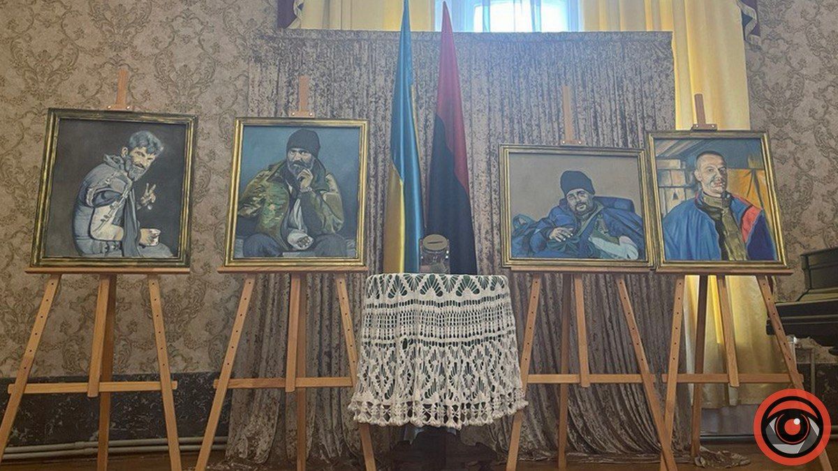 Виставка "Портрети героїв із Азовсталі" у Коломиї