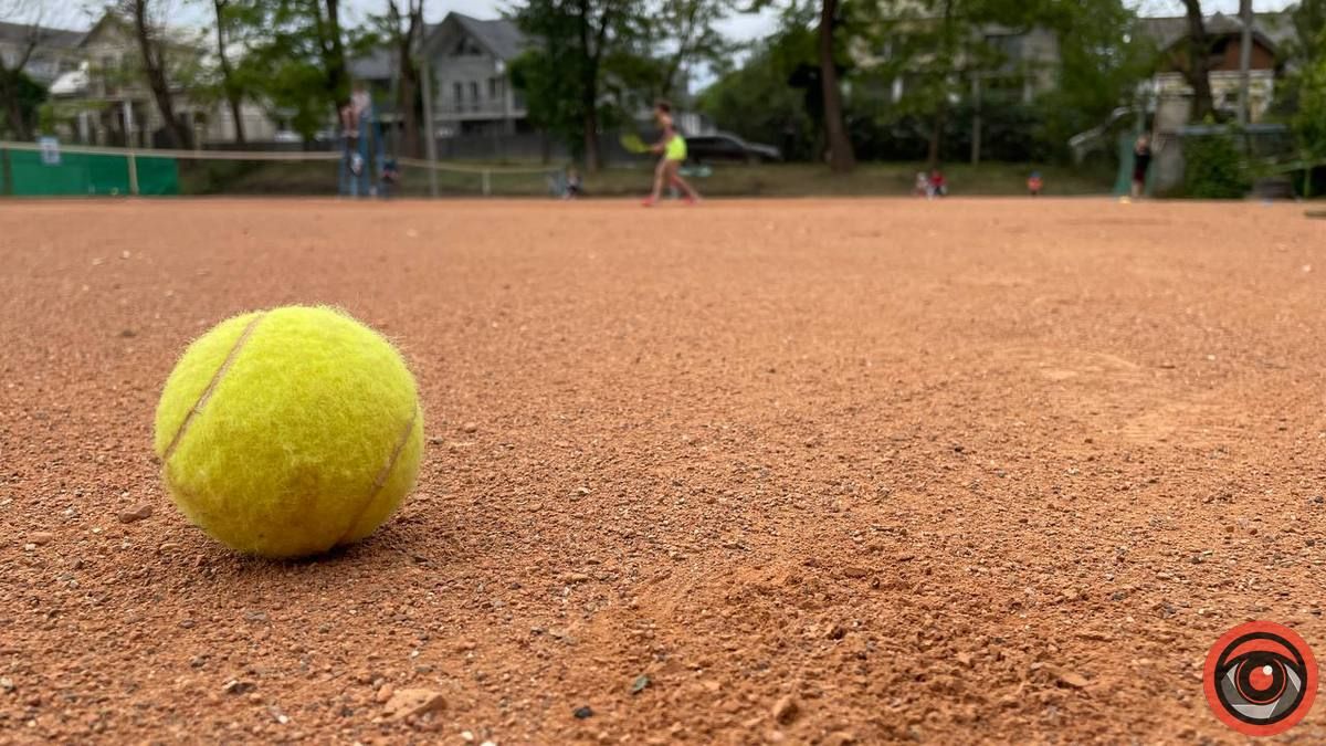 Як тенісисти-аматори змагалися у Коломиї 1
