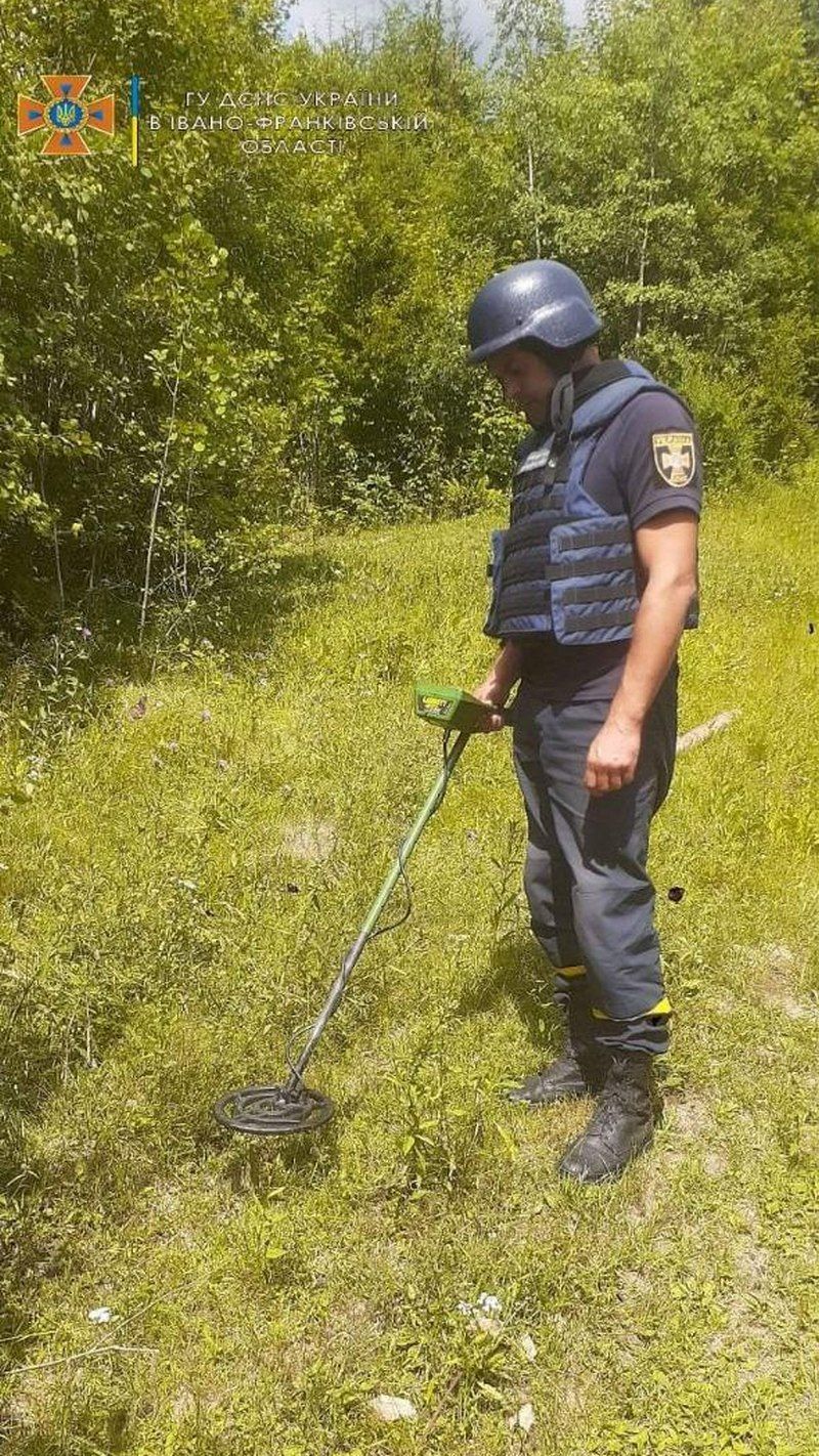 Піротехніки Прикарпаття знищили міну й гранату ІІ світової війни 1