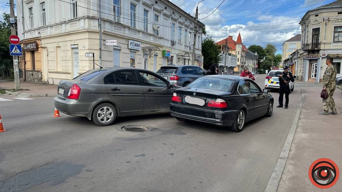 У Коломиї дві автівки не поділили дорогу 2