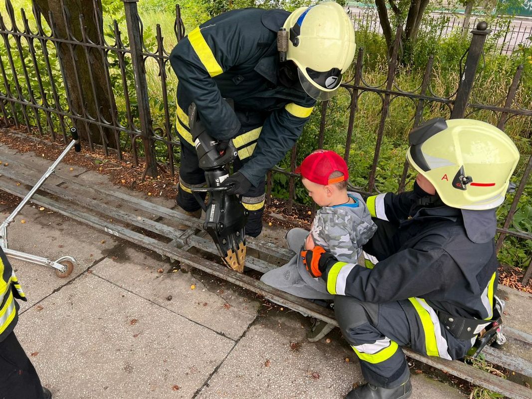У Коломиї дитина застрягла в лавці: діставали рятувальники 3