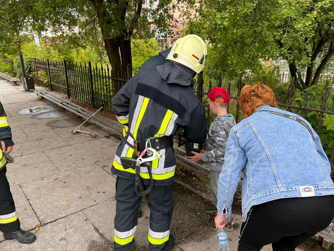 У Коломиї дитина застрягла в лавці: діставали рятувальники 1