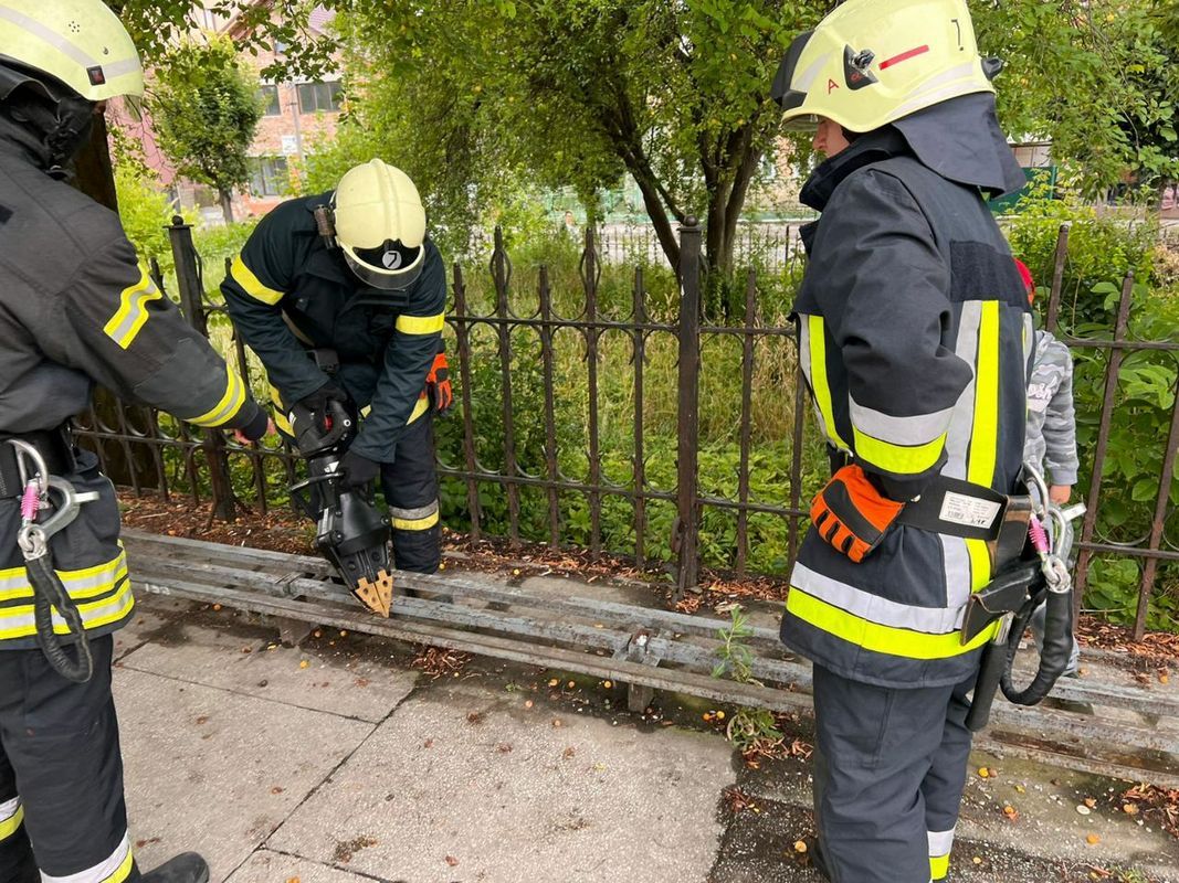 У Коломиї дитина застрягла в лавці: діставали рятувальники 2