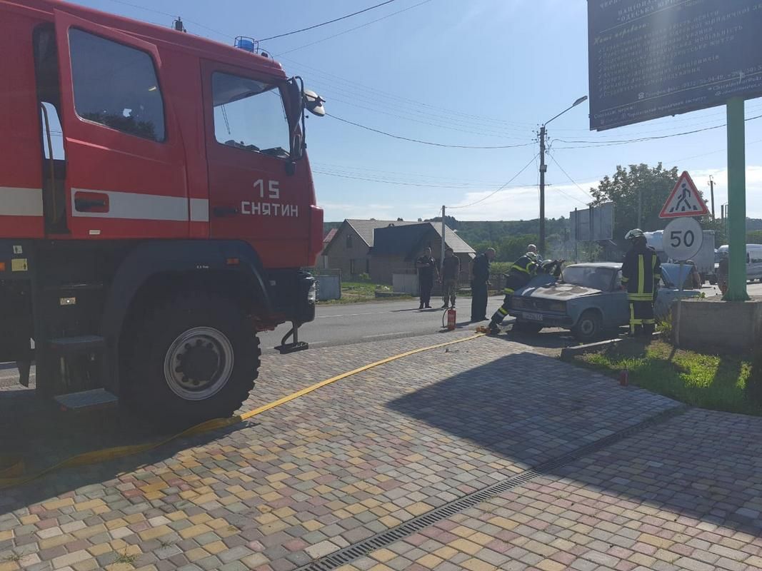 У Снятині вогнеборці рятували "Жигулі". Фото 4