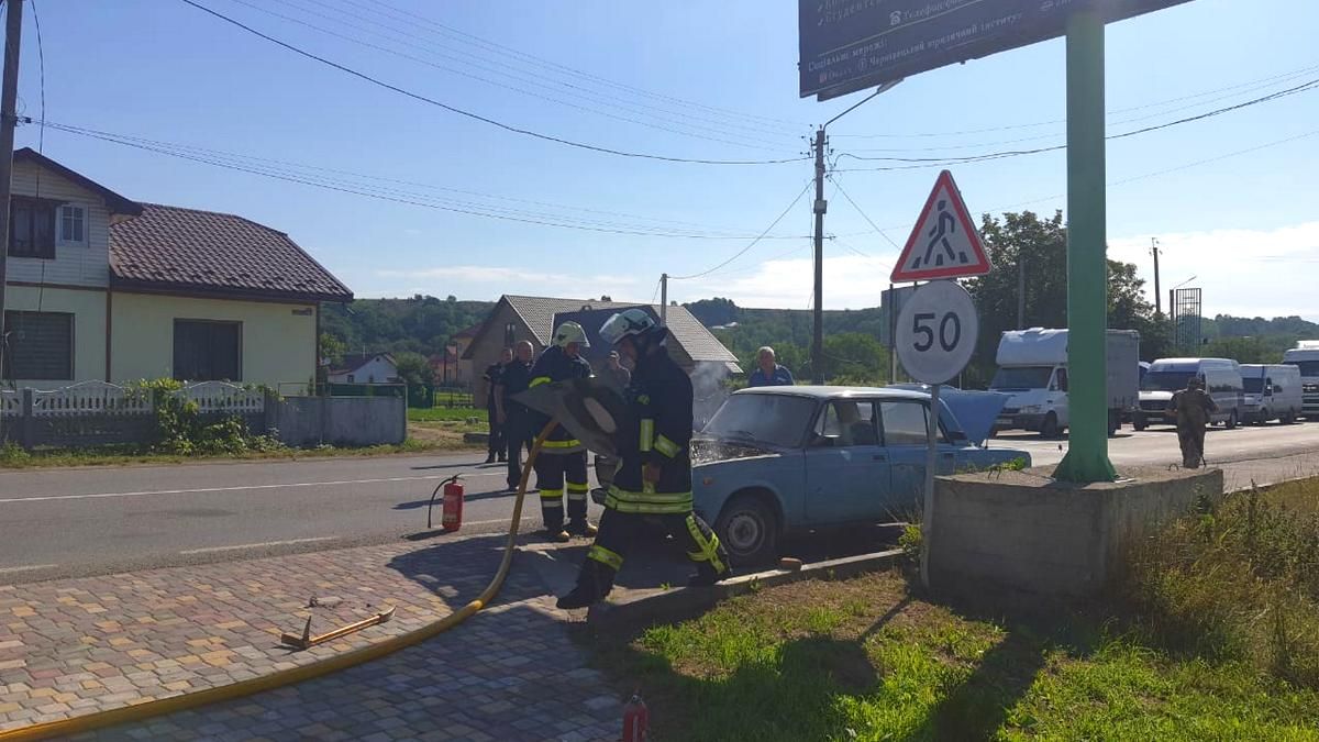 У Снятині вогнеборці рятували "Жигулі". Фото