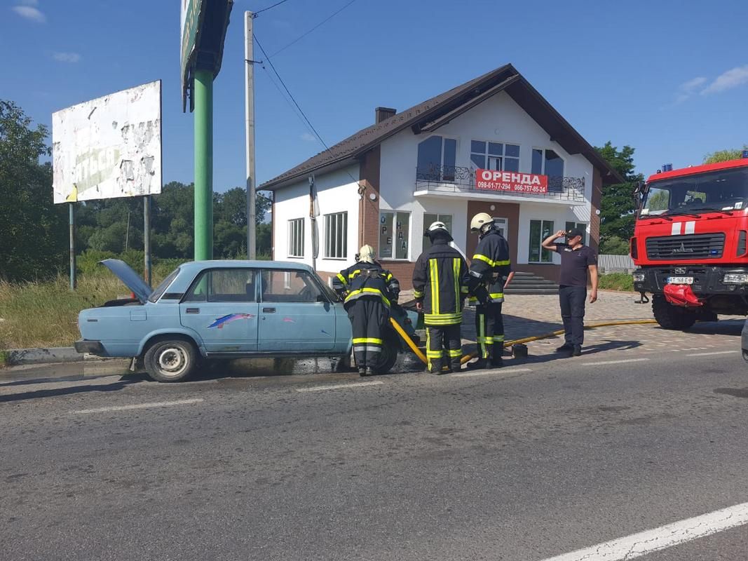 У Снятині вогнеборці рятували "Жигулі". Фото 2