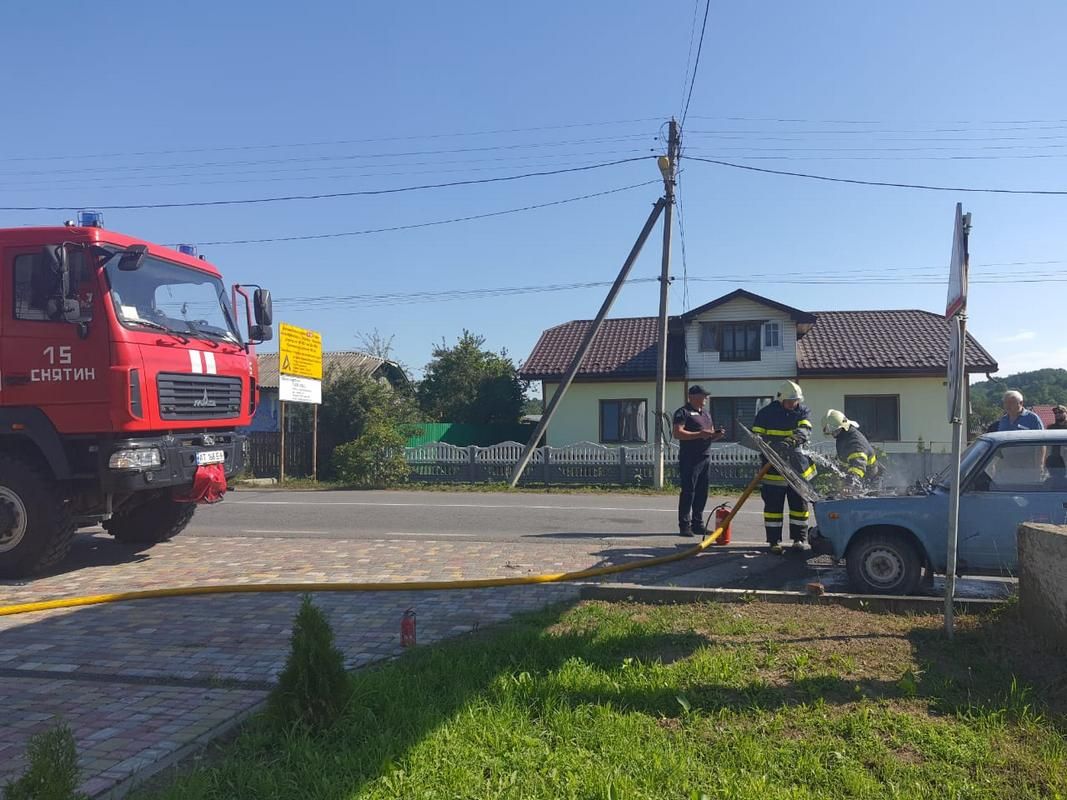 У Снятині вогнеборці рятували "Жигулі". Фото 1
