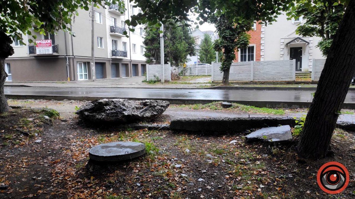 Ні проїхати, ні пройти: пішохідні доріжки в парку Коломиї і довкола нього