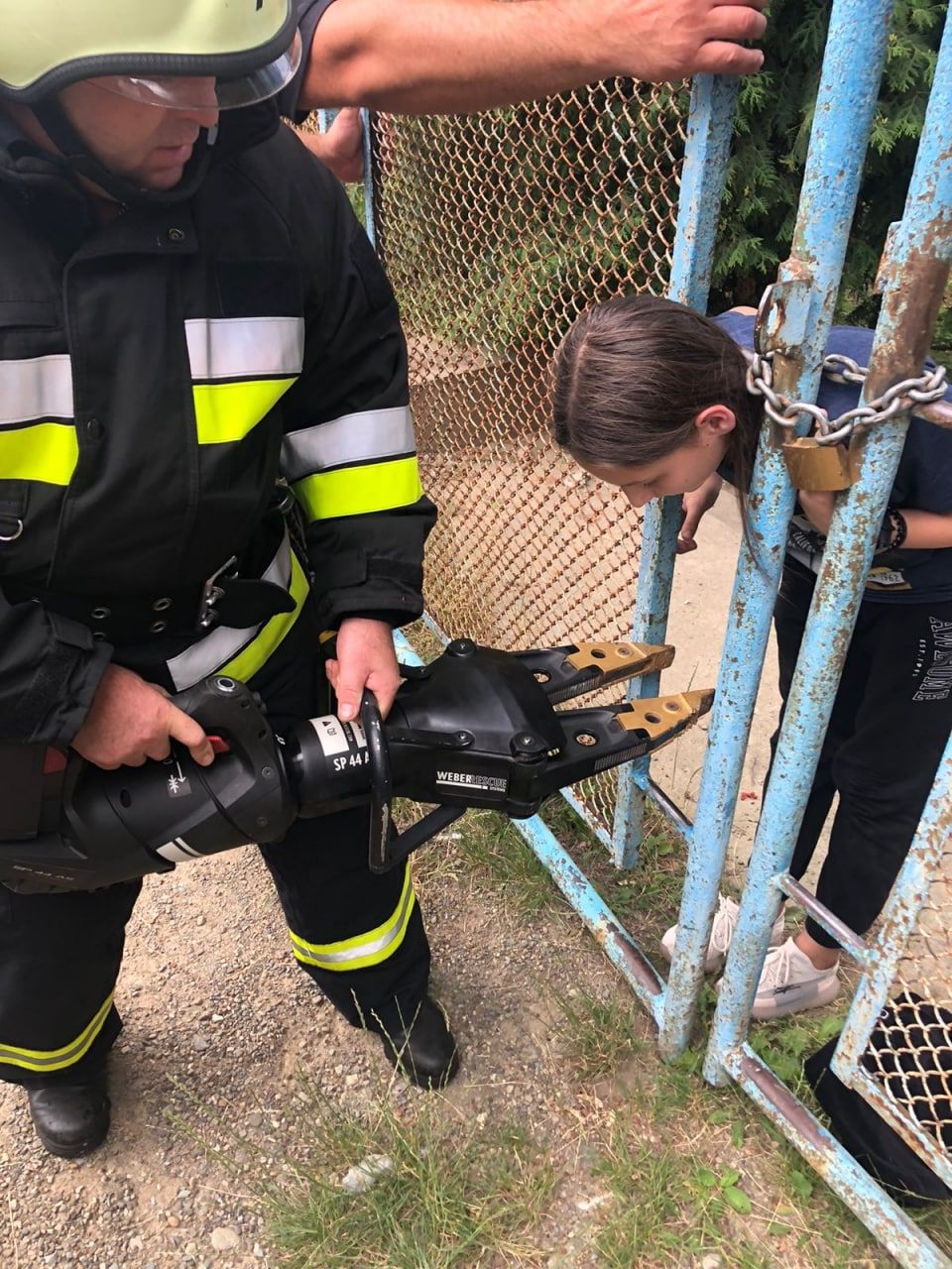 У Коломиї дитина застрягла в огорожі: визволили рятувальники 1