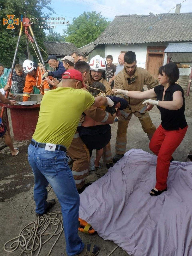 На Городенківщині жінка впала у криницю 2