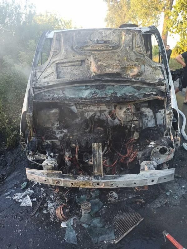 В Снятинській ТГ майже вщент вигорів мікроавтобус 2