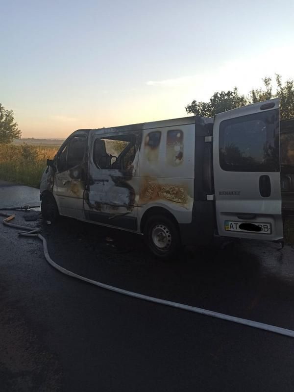 В Снятинській ТГ майже вщент вигорів мікроавтобус 3